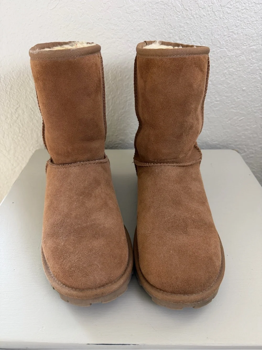 UGG Classic Shearling-Lined Suede Boots - Chestnut Brown Womens sz 9
